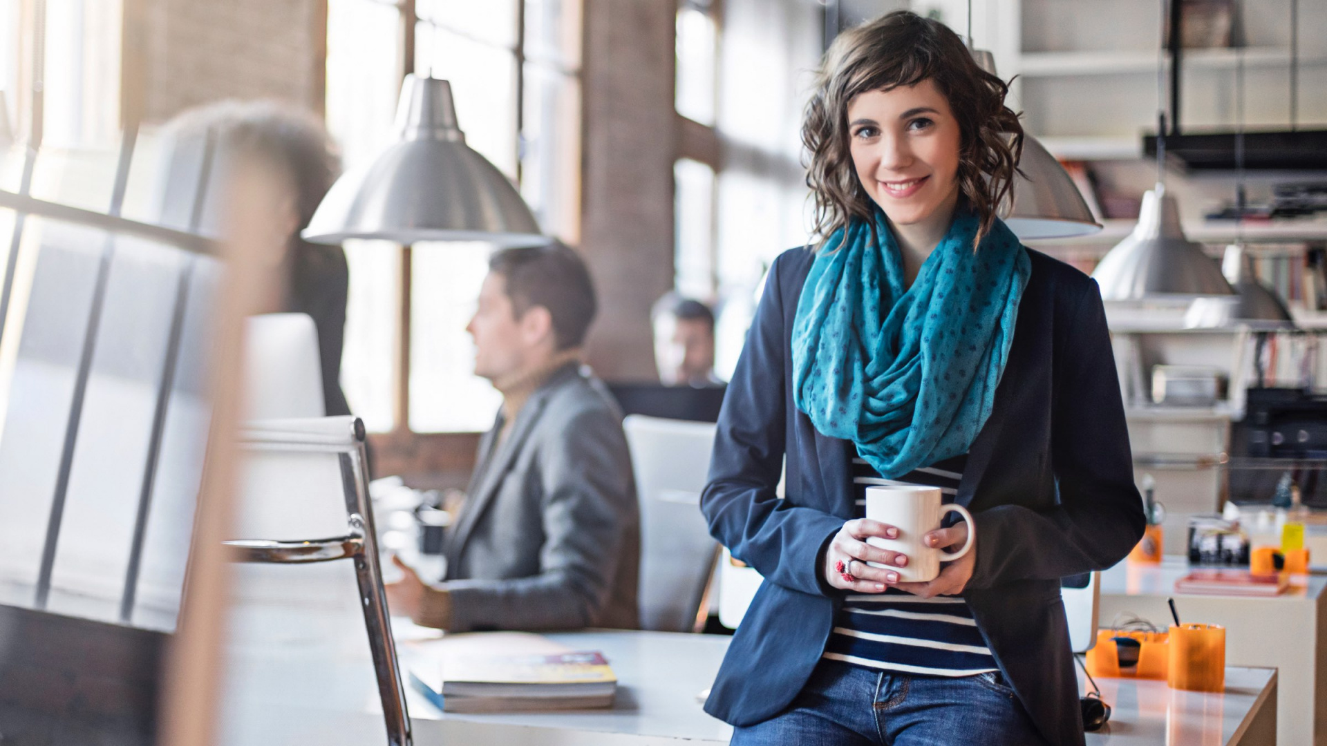 Femme avec un café debout dans un bureau
