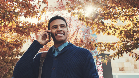 Homme au téléphone en automne