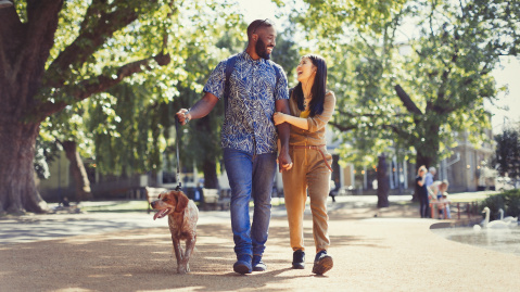 Couple promenant son chien