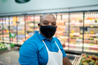 Homme  travaillant dans une épicerie