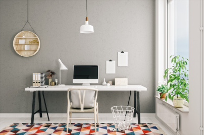 Bureau propre et blanc dans une maison