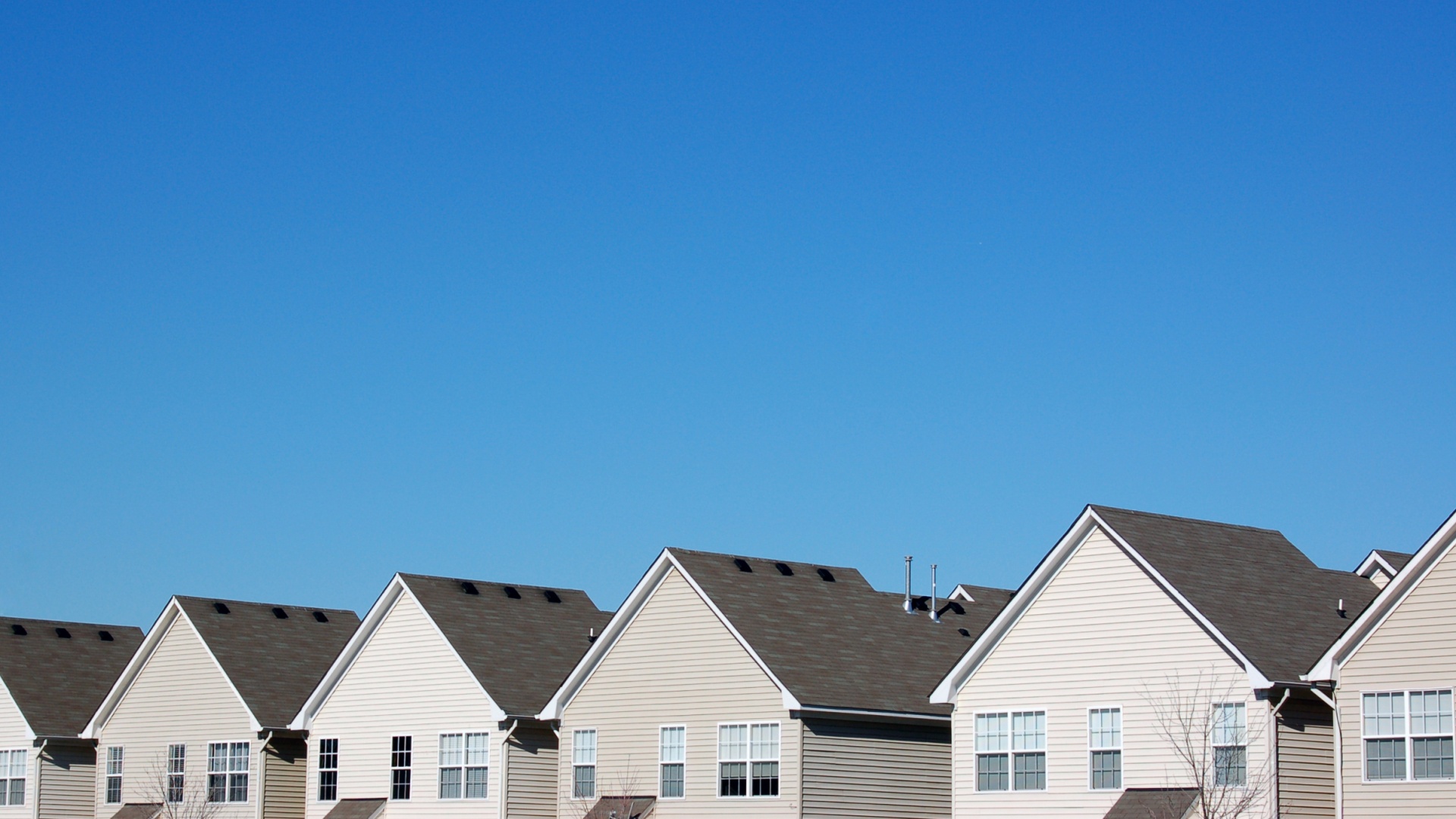 Une rangée de maisons similaires