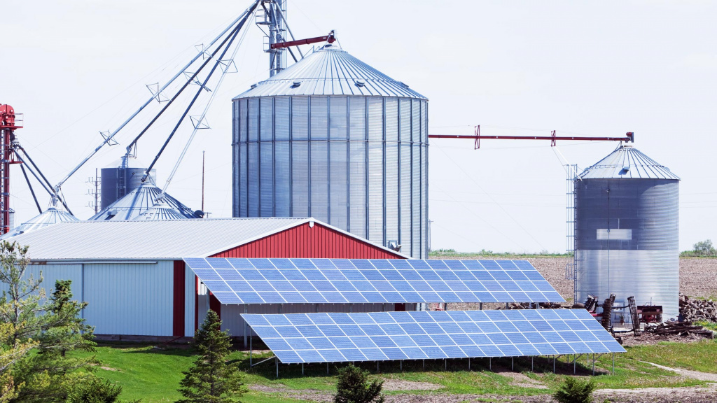 Réunion D'ingénieurs Pour Vérifier Le Panneau Solaire Sur Le Toit D'une  Ferme Solaire Avec Un Système De Stockage D'énergie Exploité Par Super  Energy Corporation Des Spécialistes Se Sont Réunis Pour Des Tests