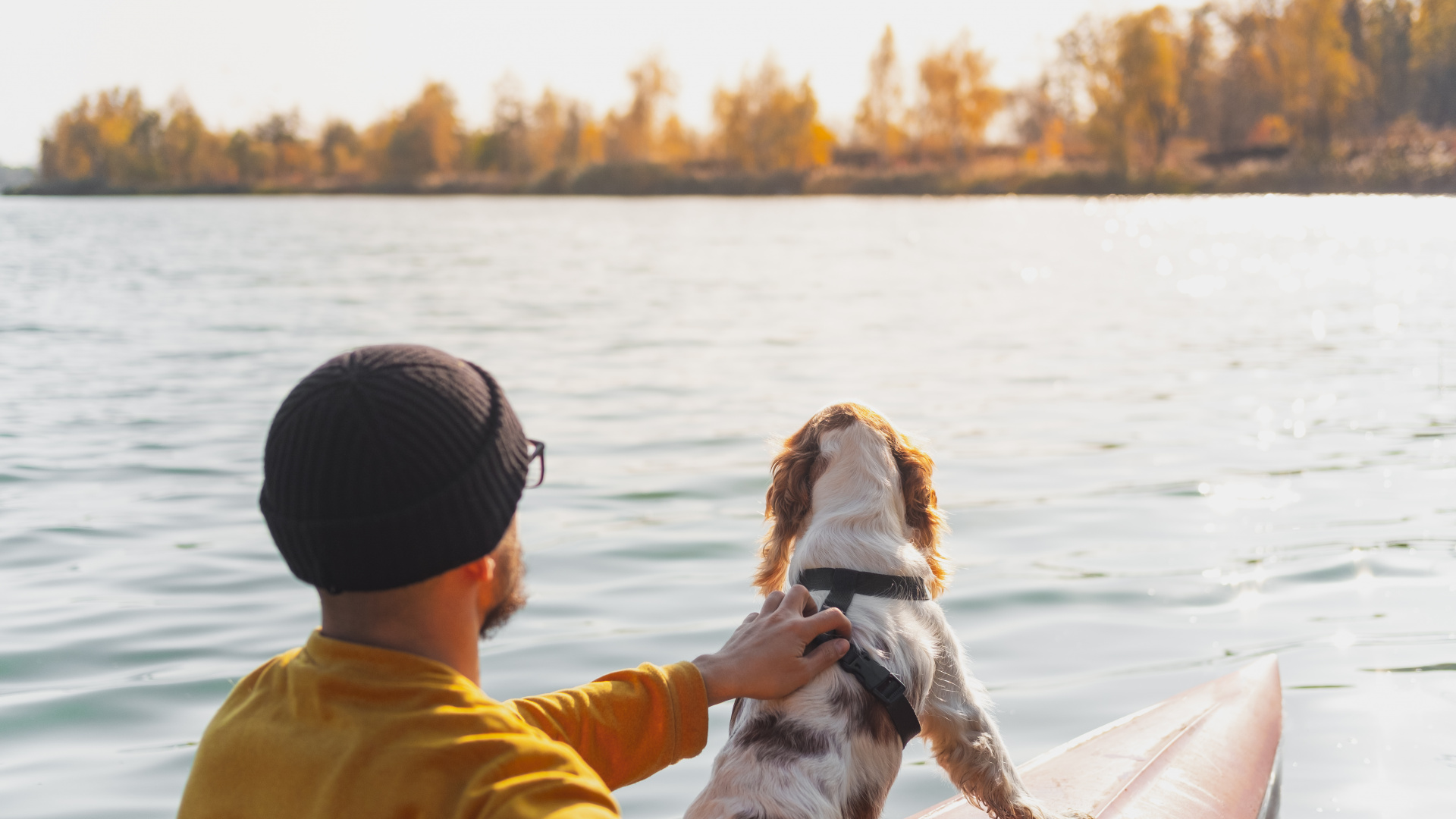 Homme dans un canot avec son chien