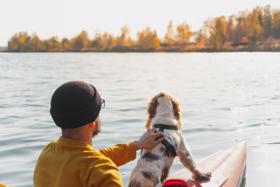 Homme dans un canot avec son chien