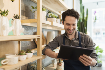 Fleuriste au travail avec sa tablette