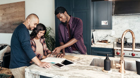 Couple discutant avec un expert dans la cuisine