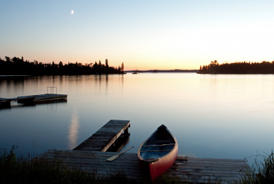 Canot sur un quai au crépuscule