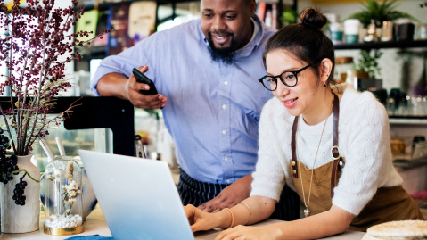 Propriétaires d'une PME à l'ordi