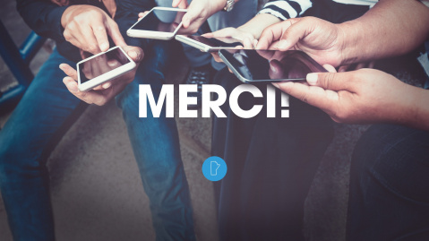 «Merci» et des mains tenant un téléphone